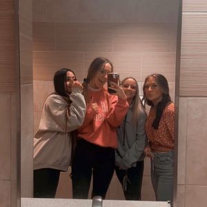 Meet your Posher, Claudia